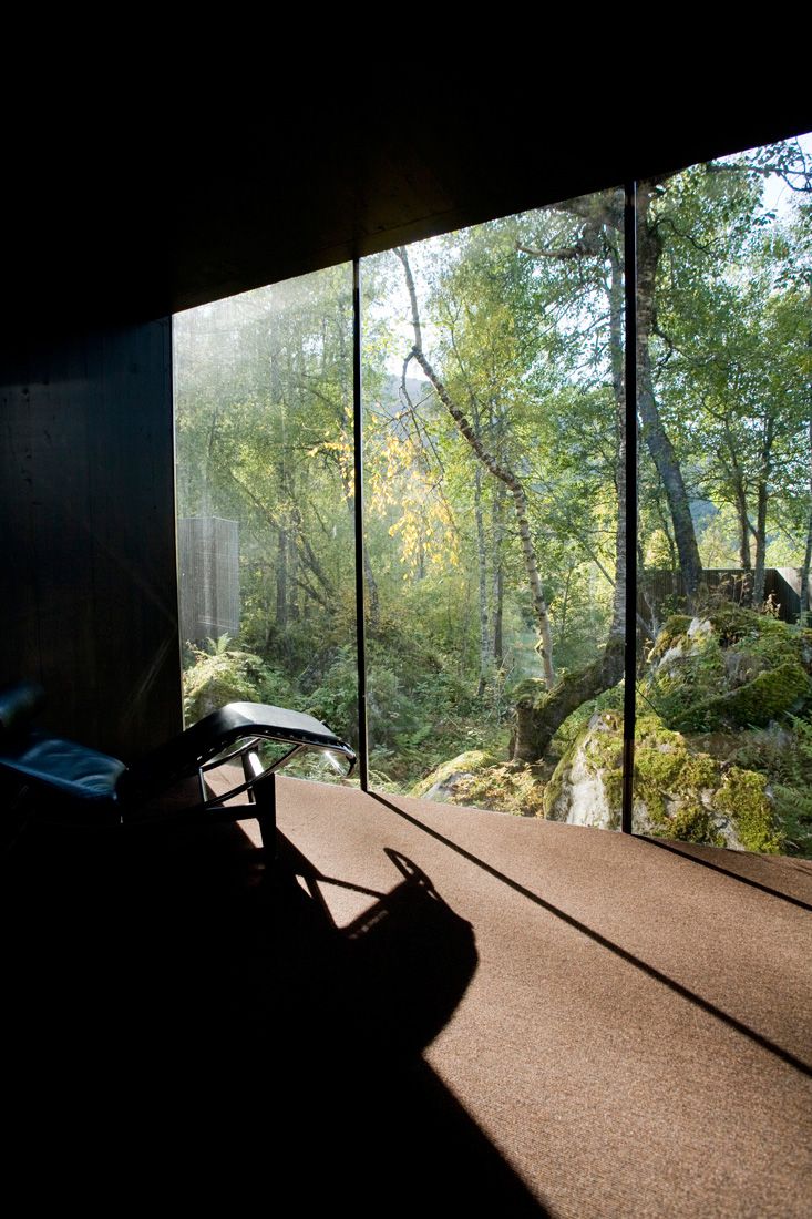 Minimalist-Juvet-Landscape-Hotel-in-Norway-10