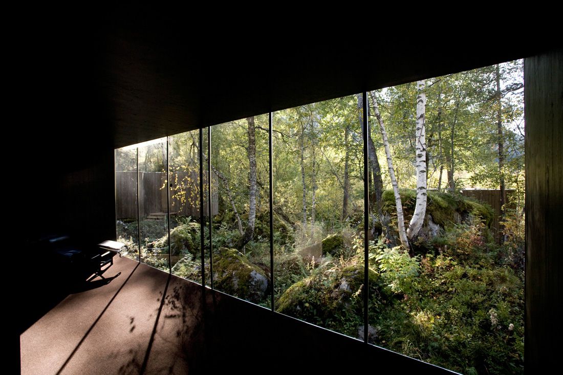Minimalist-Juvet-Landscape-Hotel-in-Norway-12