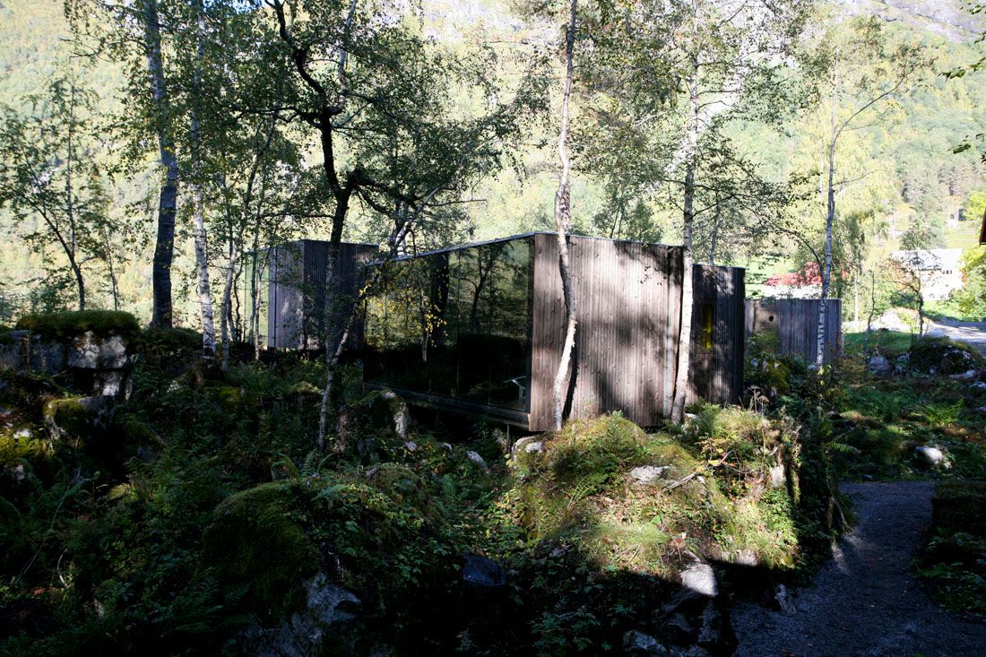 Minimalist-Juvet-Landscape-Hotel-in-Norway-13