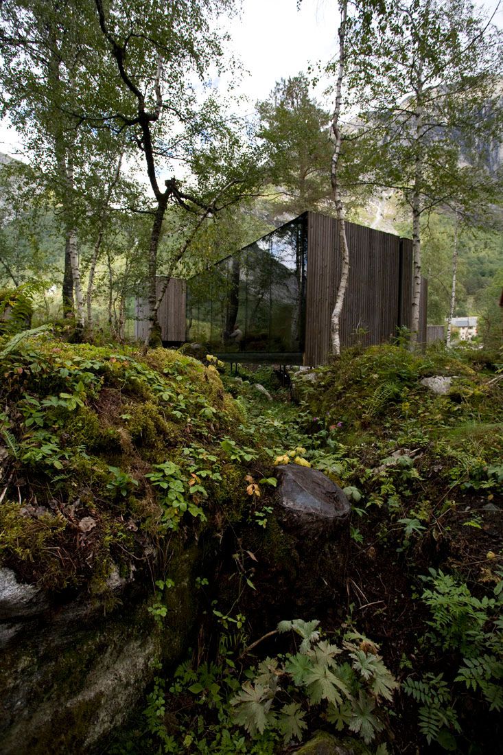 Minimalist-Juvet-Landscape-Hotel-in-Norway-16