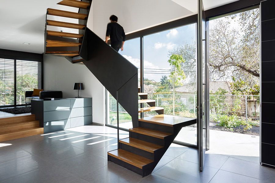 The staircase are a sculptural element in the space creating connection and separation at the same time