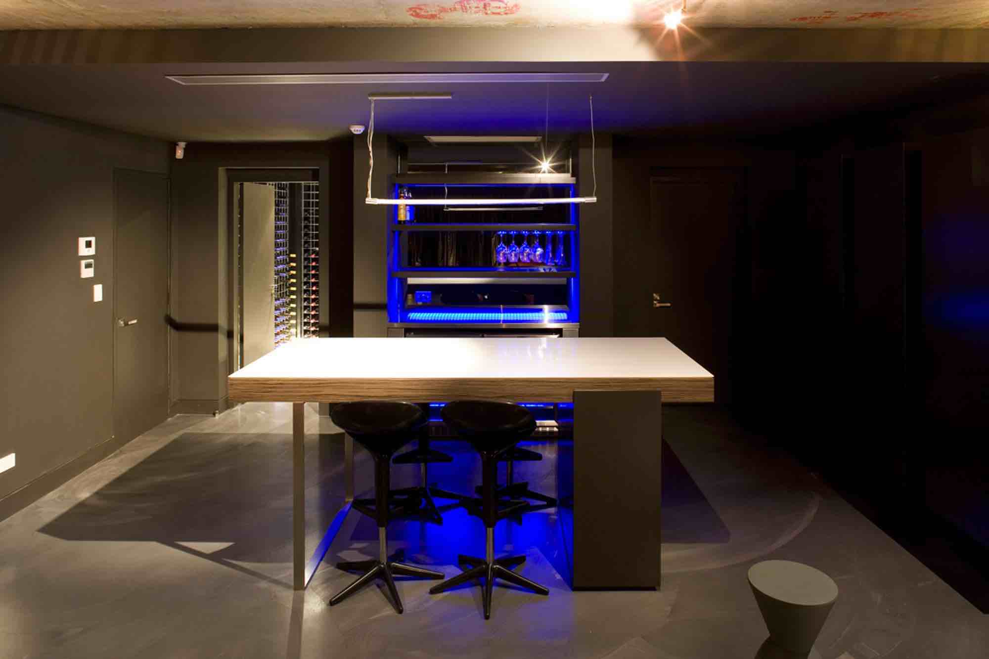 minosa-design-home-theatre-design-dark-kitchenette-led-exposedconcrete-01