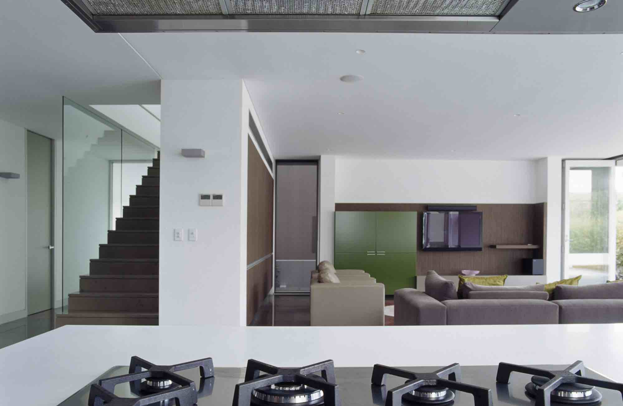 minosa-design-open-plan-high-ceiling-void-large-dinning-table-corian-benchtop-minosa-kitchen-gilda-barazza-cooktop-02