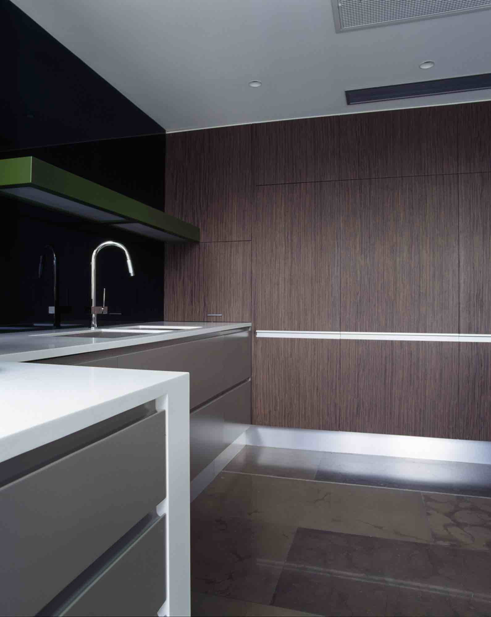 minosa-design-open-plan-high-ceiling-void-large-dinning-table-corian-benchtop-minosa-kitchen-gilda-mirror-splashback-04