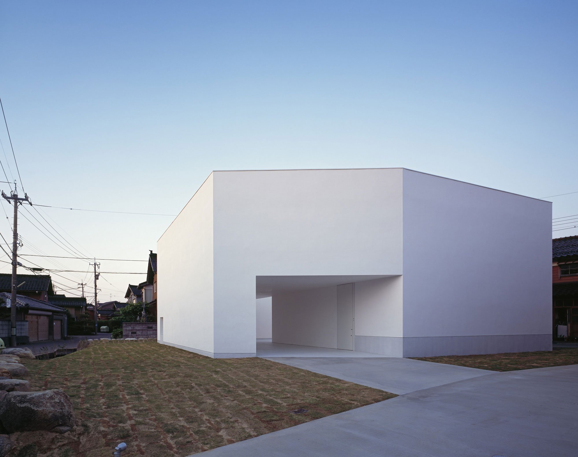 White-Cave-House-01