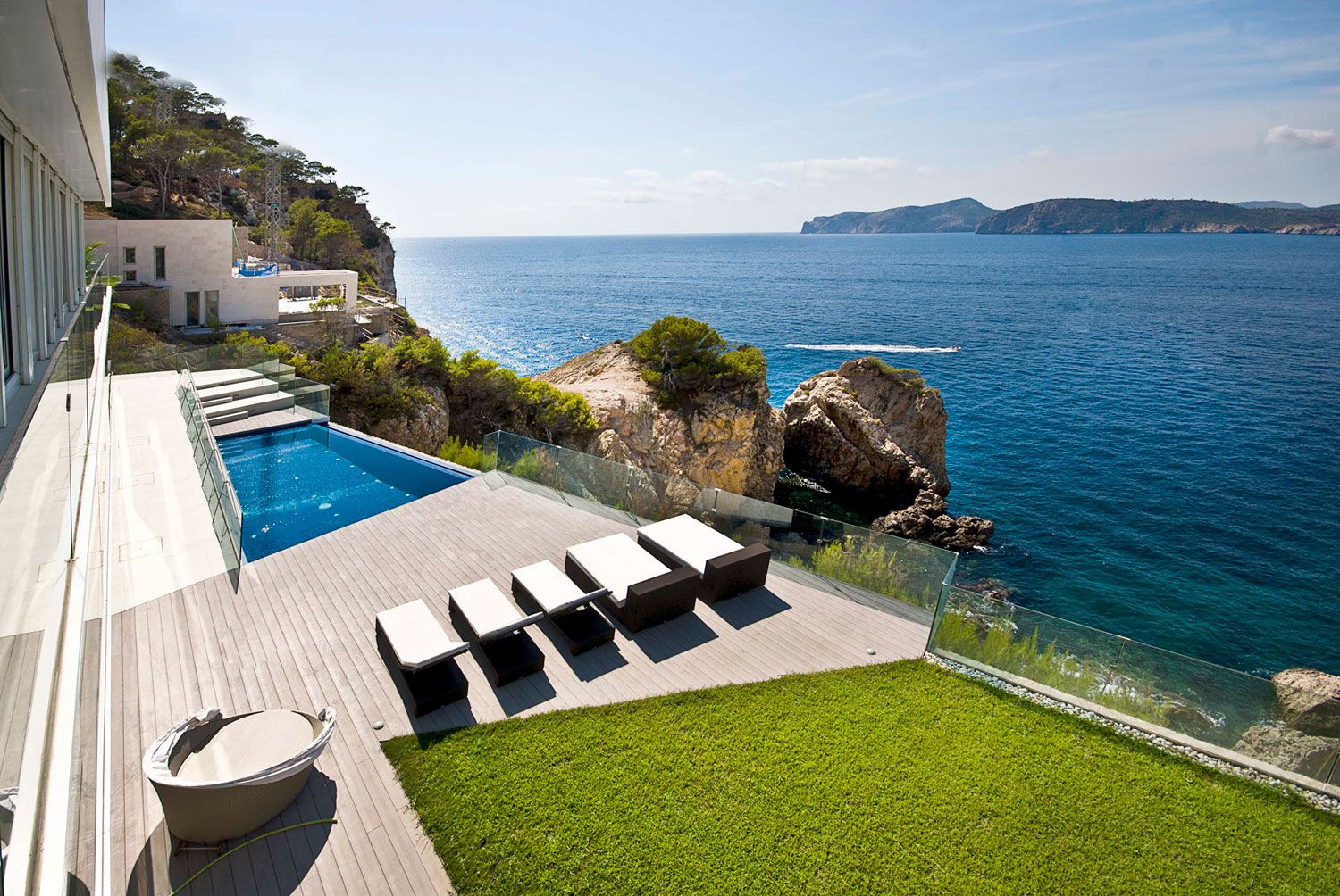 Stunning Ultramodern Meditetranian Villa Gold in Mallorca-02