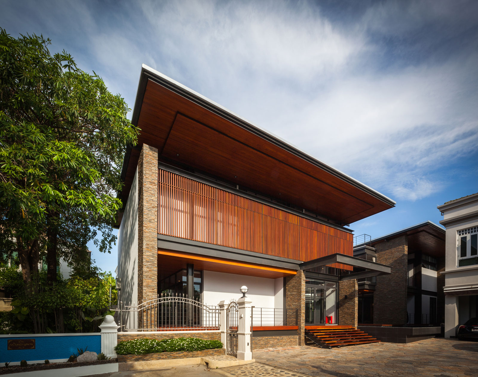 Bridge House by Junsekino Architect And Design-01