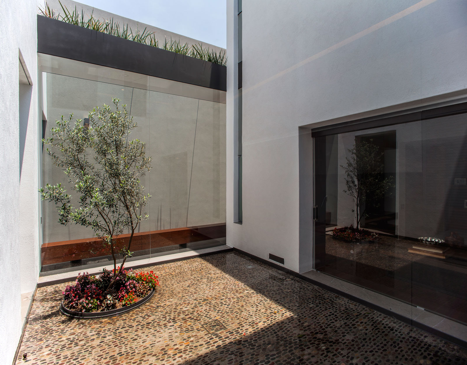 5 Courtyard Home by Almazán Arquitectos Asociados-10