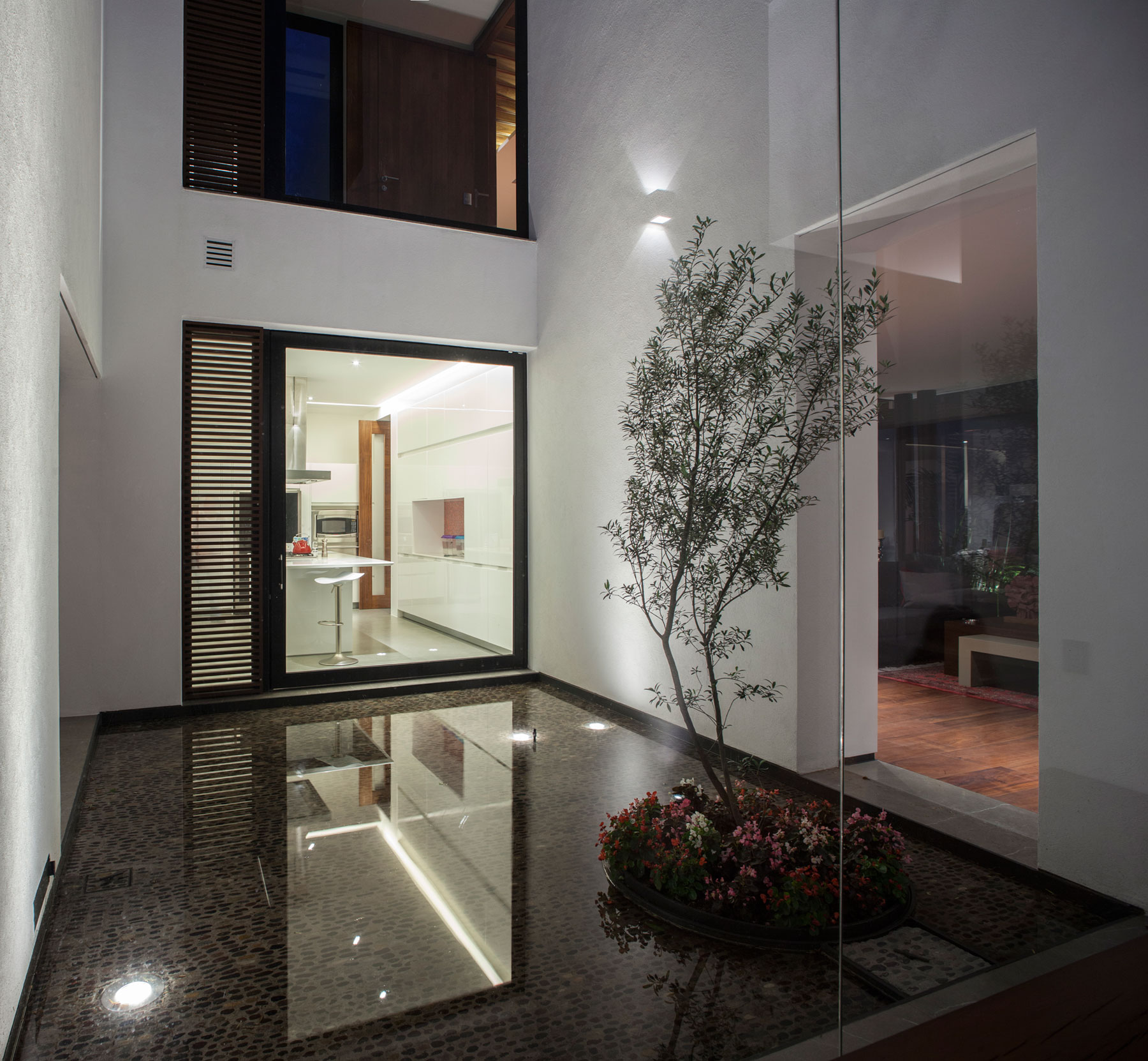 5 Courtyard Home by Almazán Arquitectos Asociados-14