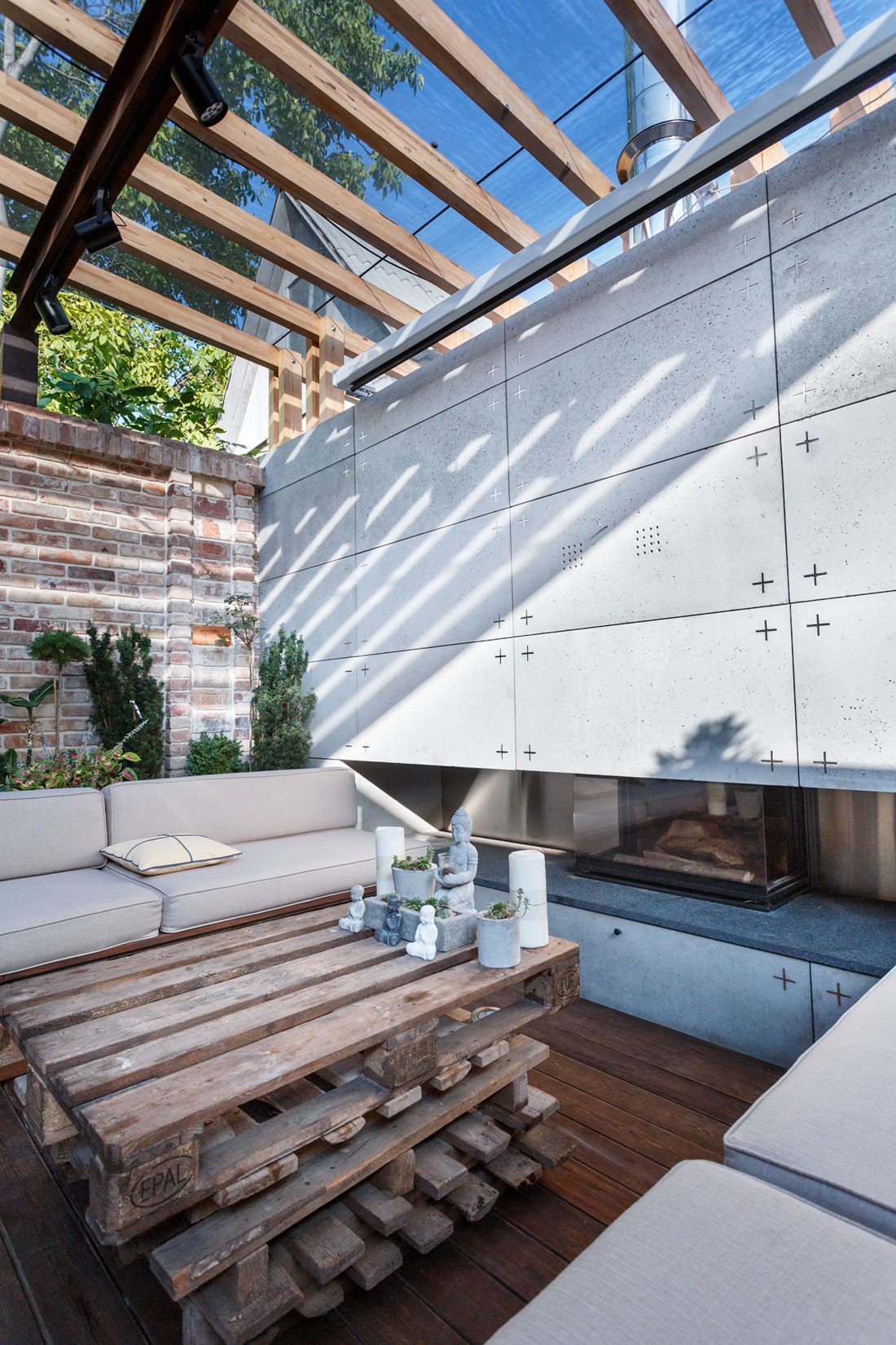 Contemporary Compact Courtyard of Lounge Zone by SVOYA studio-11