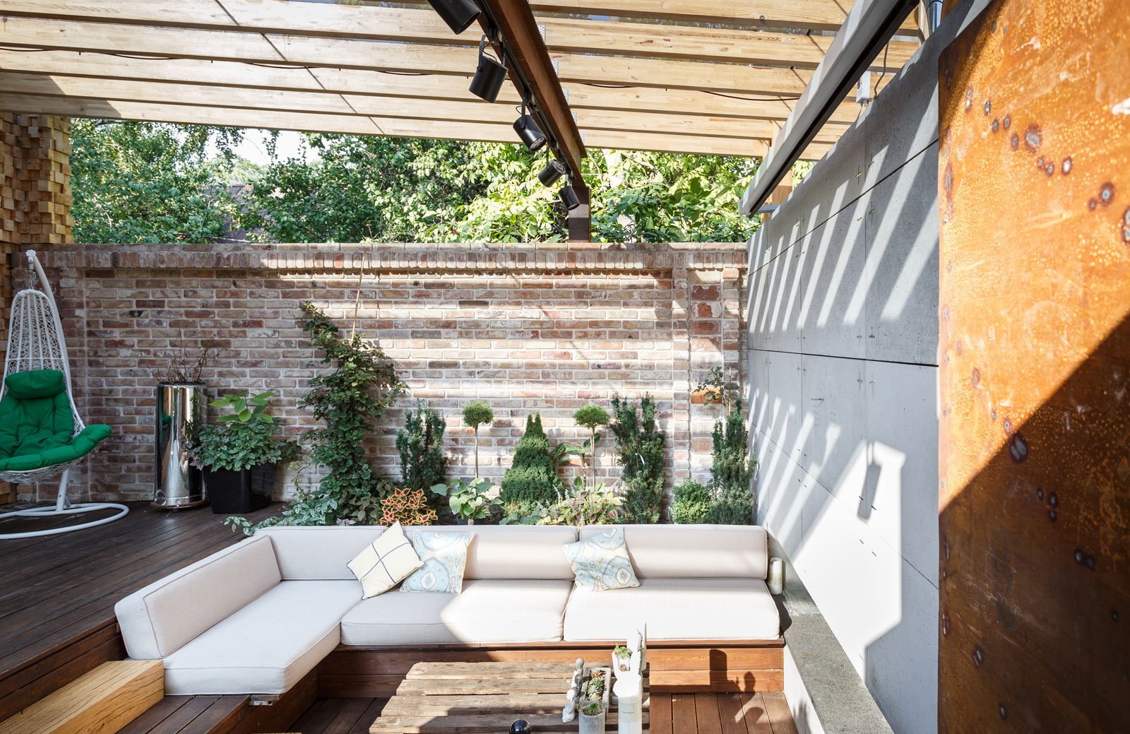 Contemporary Compact Courtyard of Lounge Zone by SVOYA studio-12