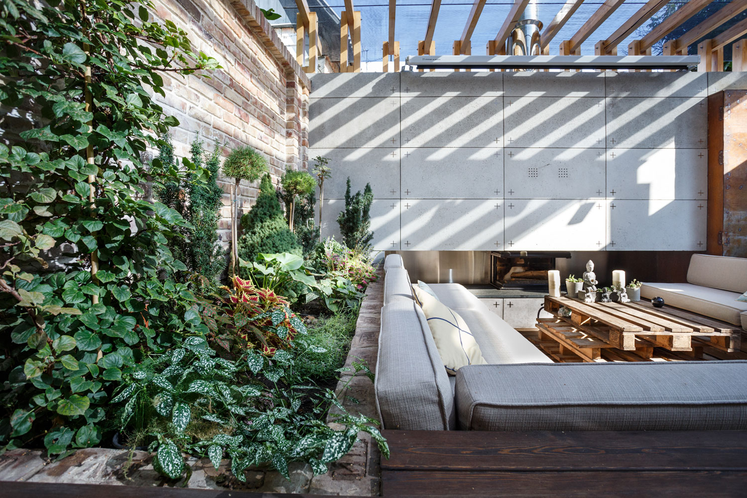 Contemporary Compact Courtyard of Lounge Zone by SVOYA studio-14