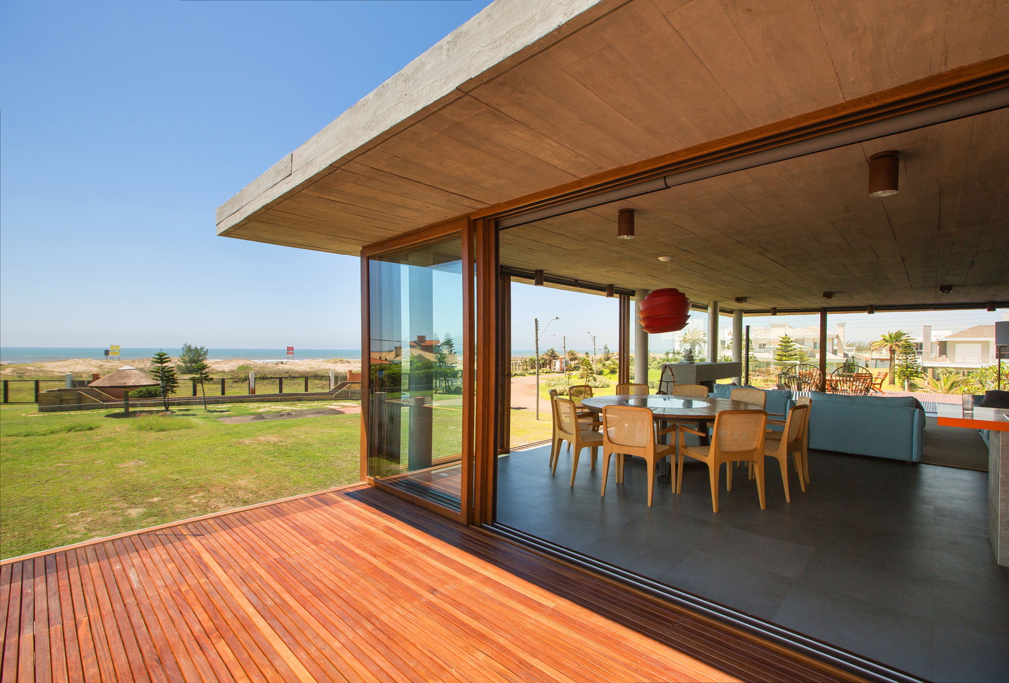 La Plage House in Southern Brazil by Stemmer Rodrigues-04