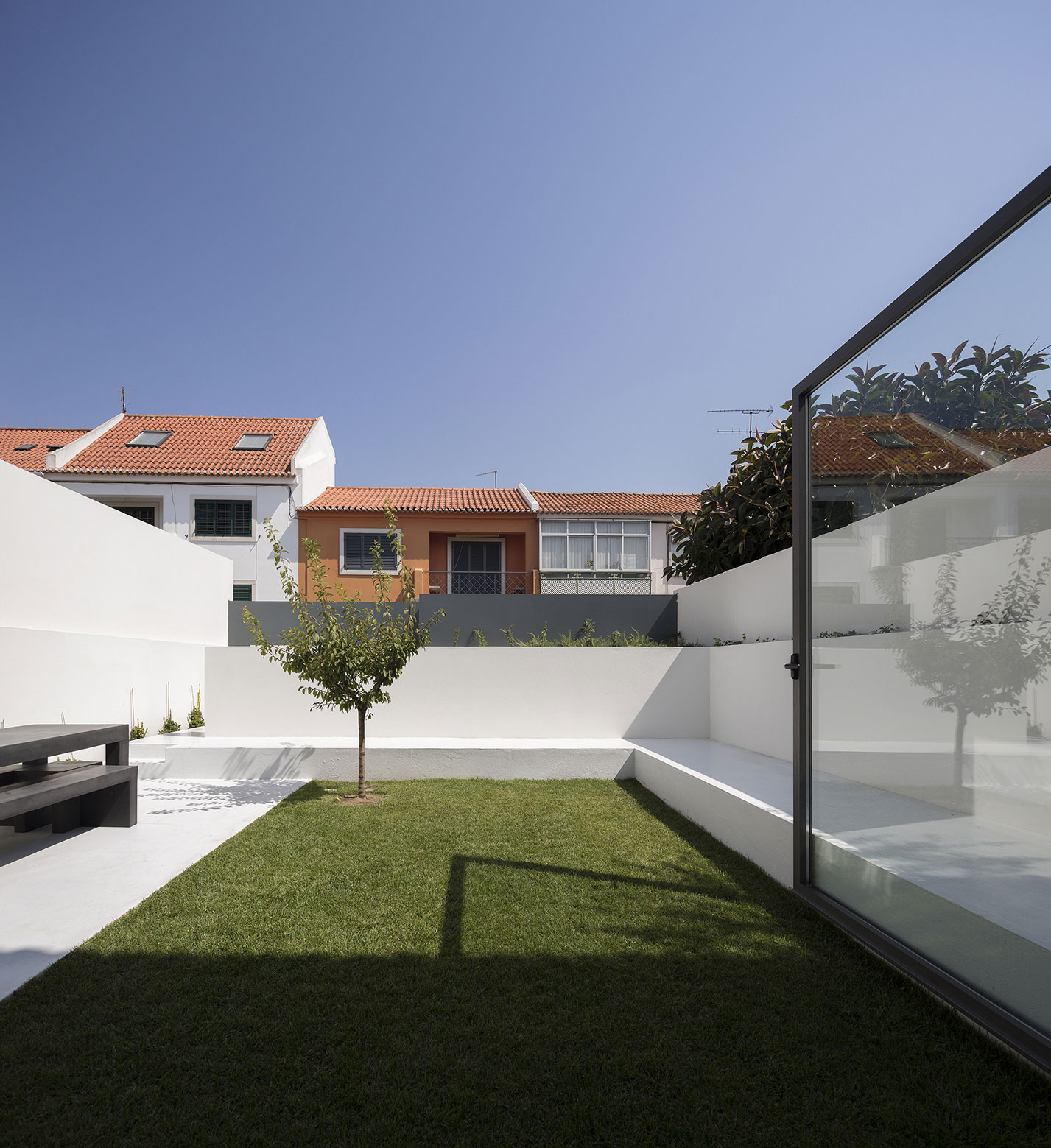 Mediterranean House in Restelo, Lisbon by Antonio Costa Lima Arquitectos-02