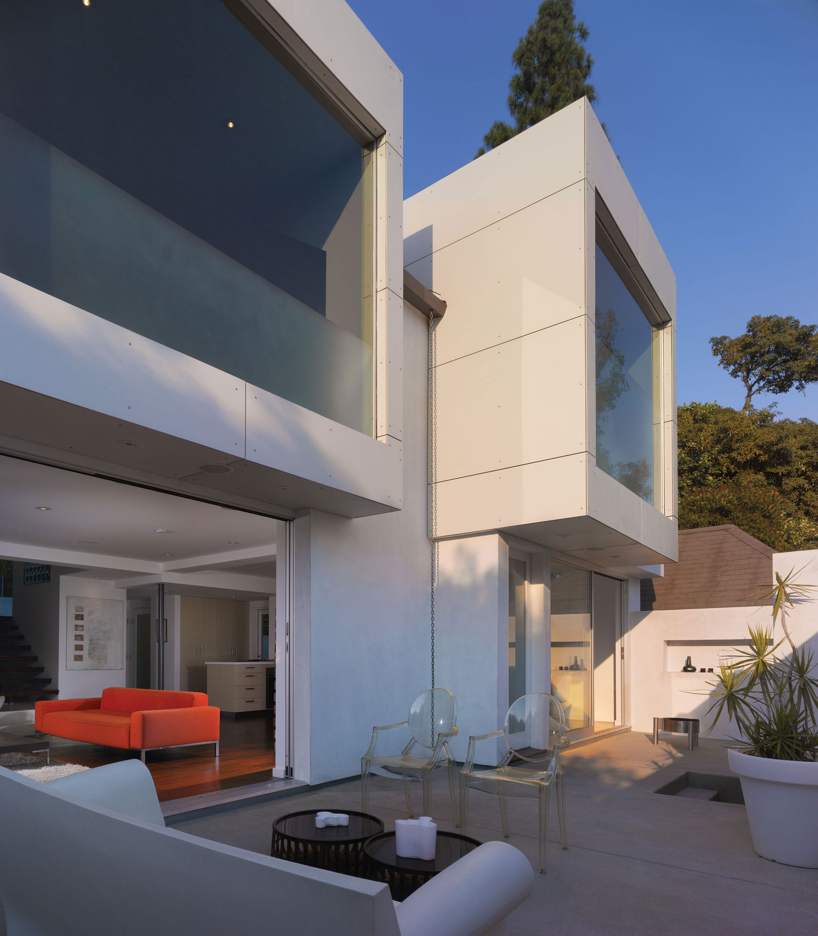 Modern Hollywood Hills Residence with Secret Roof Garden by Griffin Enright Architects-01