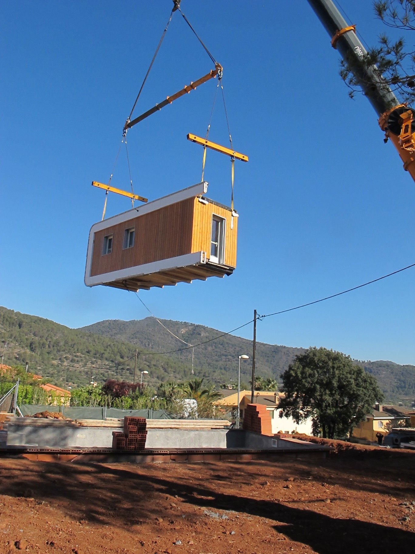 Eco-Friendly and Energy Efficiency with Mobile Device Control of El Refugio Inteligente by NOEM-01