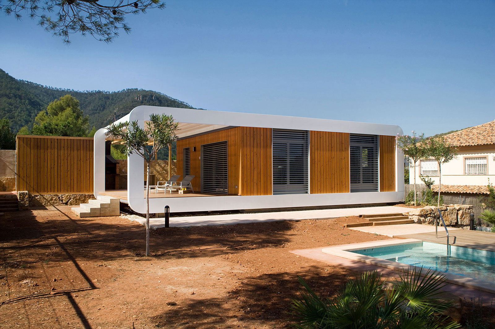 Eco-Friendly and Energy Efficiency with Mobile Device Control of El Refugio Inteligente by NOEM-03