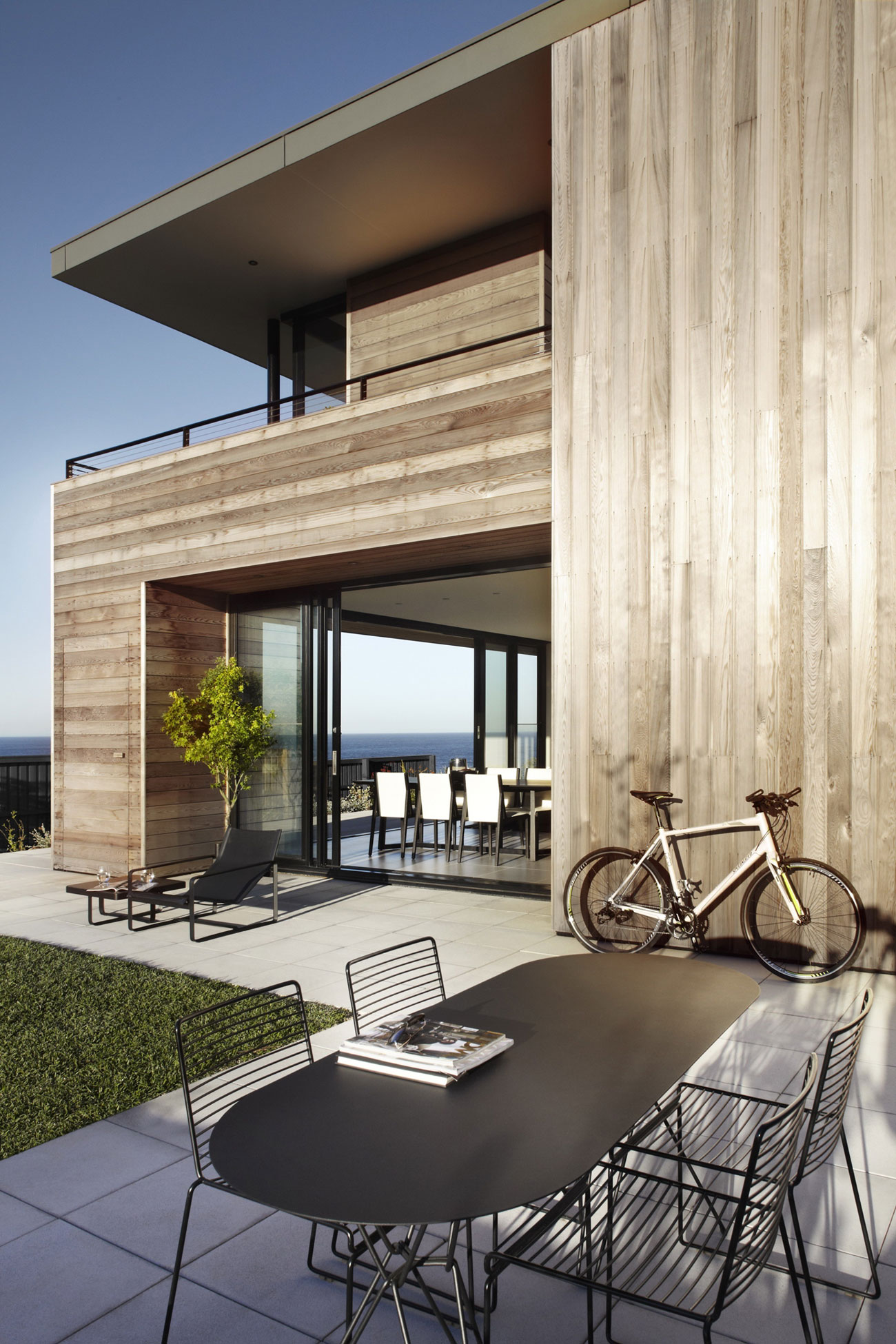 Lamble Modern Beach House with 270 Views of the Ocean by Smart Design Studio-05