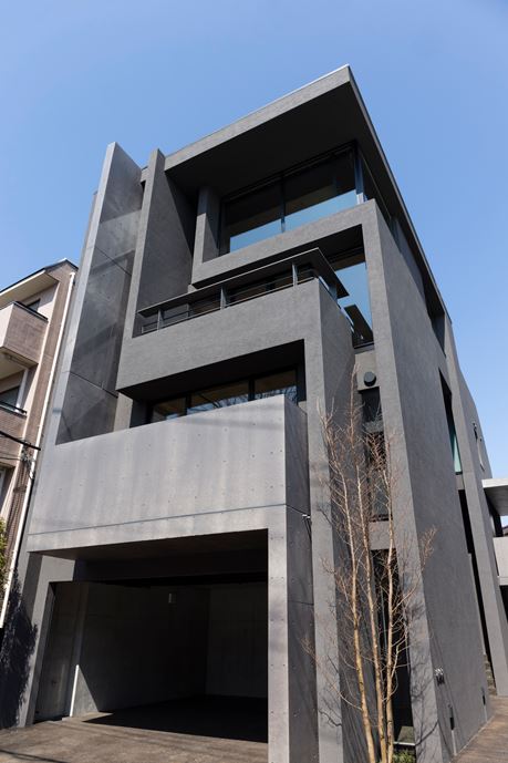 OKM 4 story building designed for a private residence and apartment in Tokyo by Artechnic-21