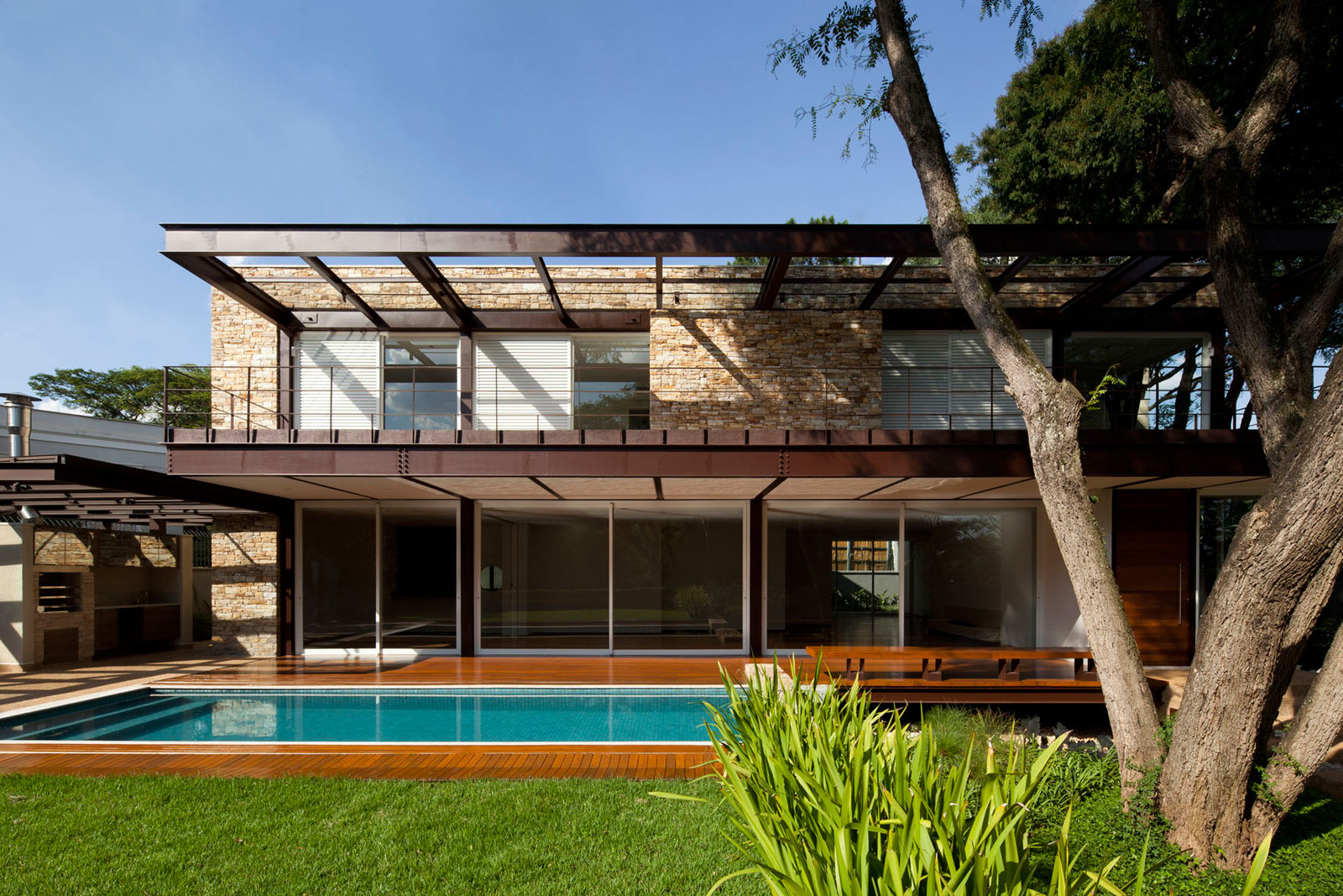 Pau Brasil House by Vasco Lopes Arquitetura-02