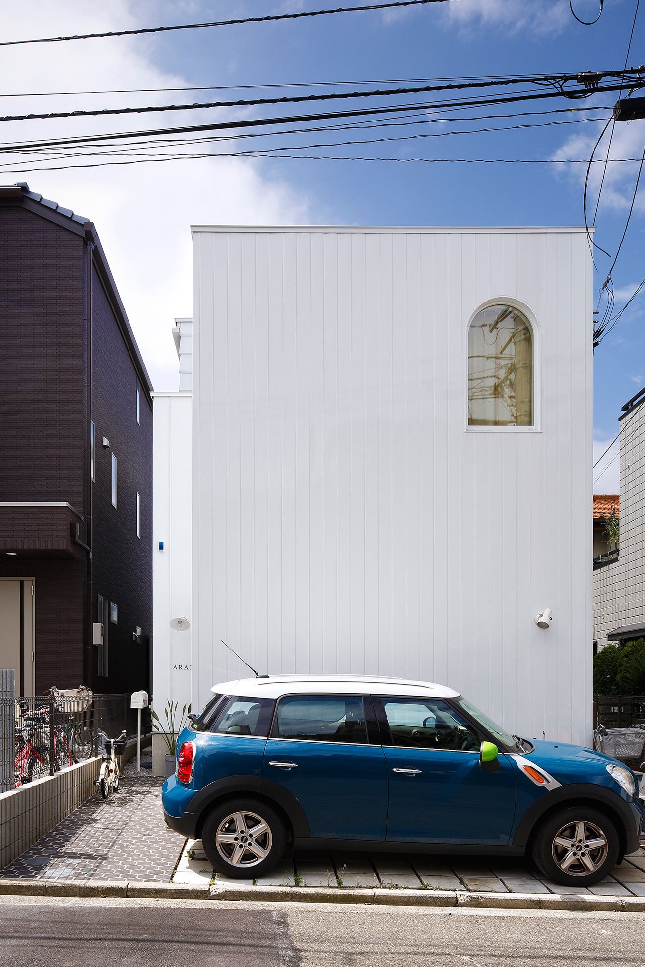 White theme house in Tama-Plaza, Yokohama by Takushu ARAI Architects-02