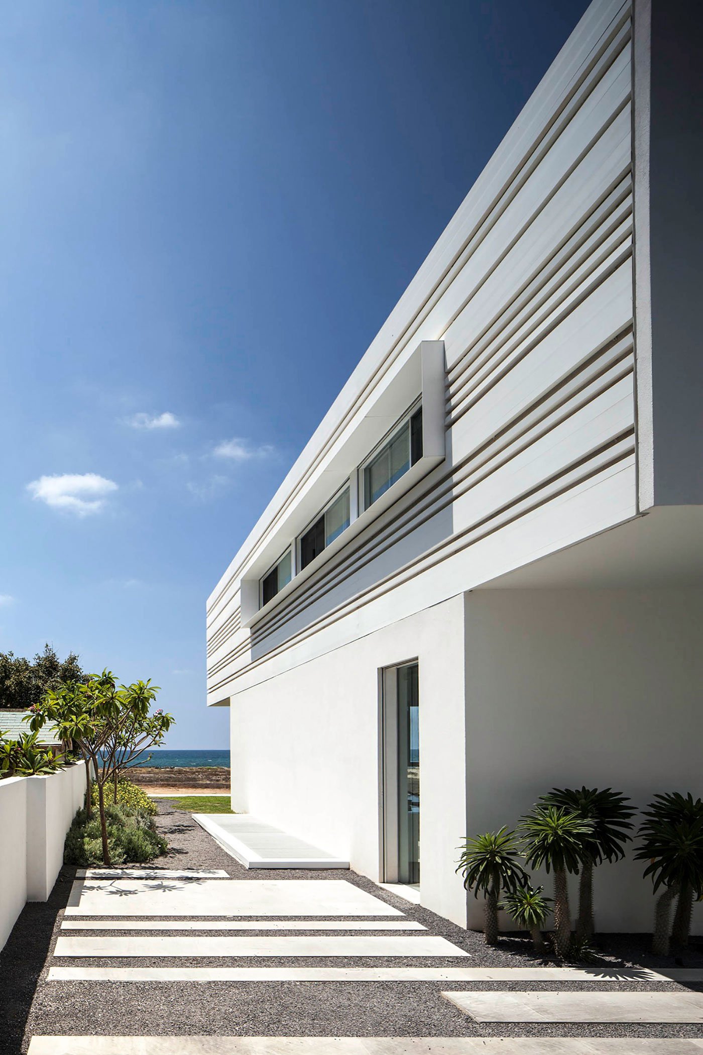 Luminous A House by the Sea home with Mediterranean Sea views by Pitsou Kedem Architects-04