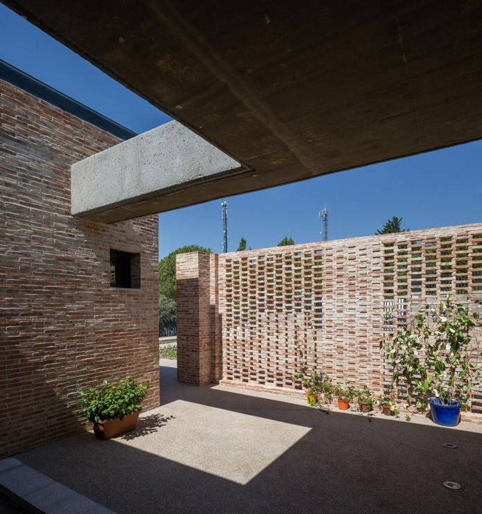 Single-Family-Brick-House-in-Molino-de-la-Hoz-by-Mariano-Molina-Iniesta-03
