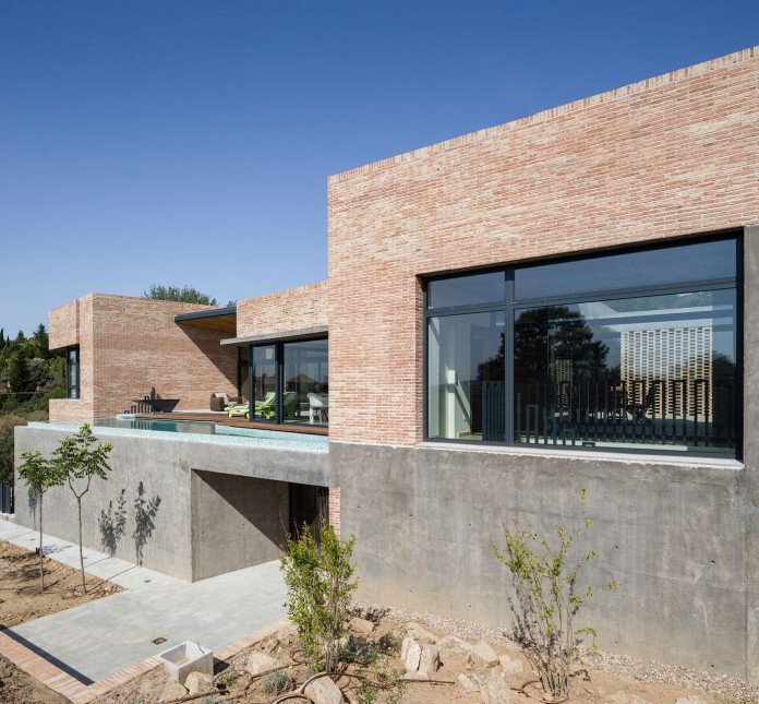 Single-Family-Brick-House-in-Molino-de-la-Hoz-by-Mariano-Molina-Iniesta-10