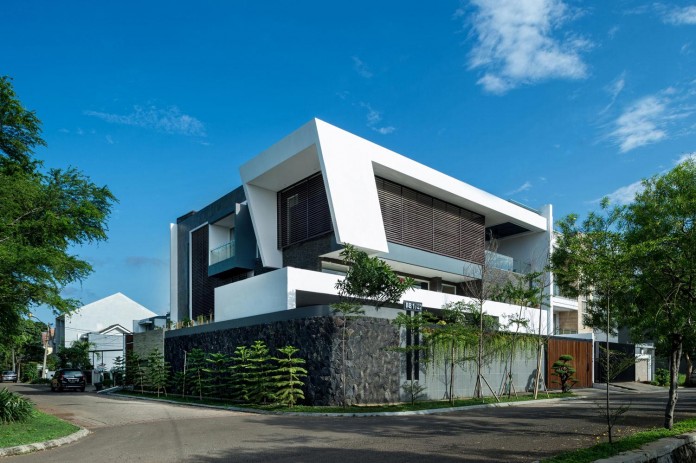 Tropical-design-approach-of-modern-B+M-residence-by-DP+HS-Architects-01