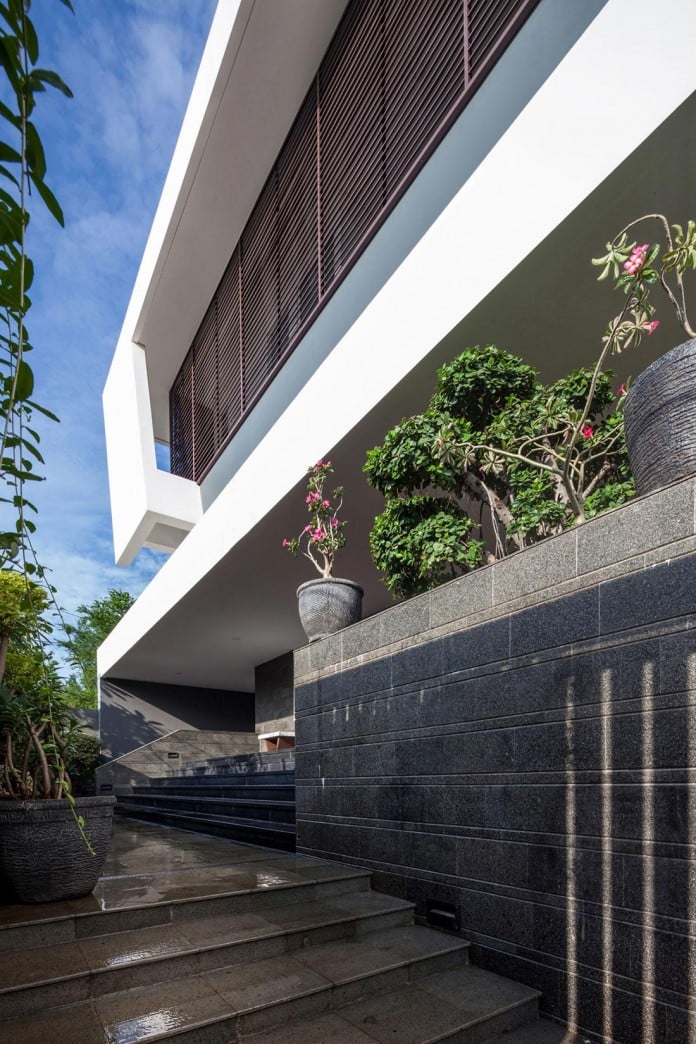 Tropical-design-approach-of-modern-B+M-residence-by-DP+HS-Architects-05