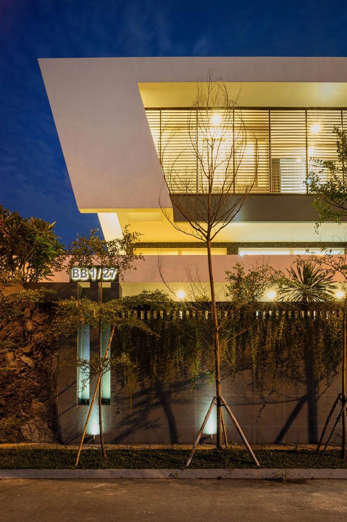 Tropical-design-approach-of-modern-B+M-residence-by-DP+HS-Architects-14