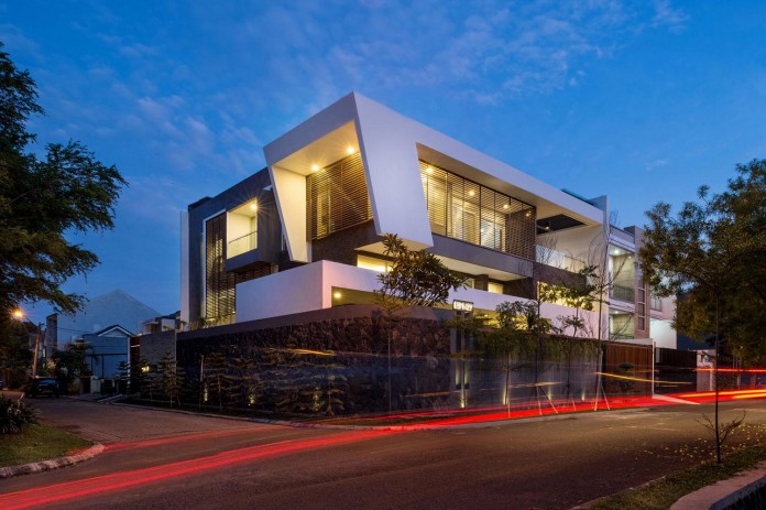 Tropical-design-approach-of-modern-B+M-residence-by-DP+HS-Architects-17