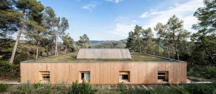 Wooden-LLP-home-in-the-middle-of-the-forrest-by-Alventosa-Morell-Arquitectes-01