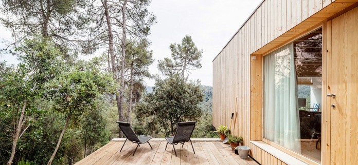 Wooden-LLP-home-in-the-middle-of-the-forrest-by-Alventosa-Morell-Arquitectes-04