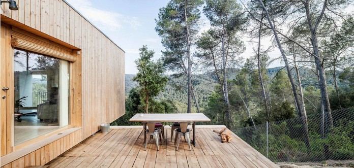 Wooden-LLP-home-in-the-middle-of-the-forrest-by-Alventosa-Morell-Arquitectes-05