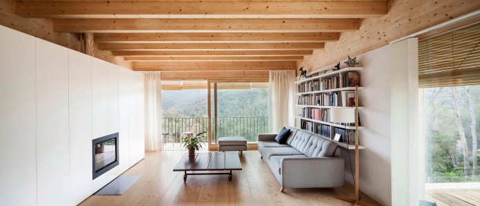 Wooden-LLP-home-in-the-middle-of-the-forrest-by-Alventosa-Morell-Arquitectes-07
