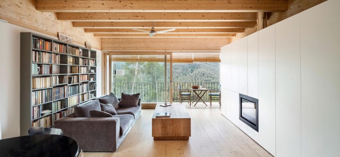 Wooden-LLP-home-in-the-middle-of-the-forrest-by-Alventosa-Morell-Arquitectes-08