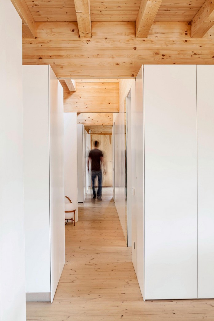 Wooden-LLP-home-in-the-middle-of-the-forrest-by-Alventosa-Morell-Arquitectes-09