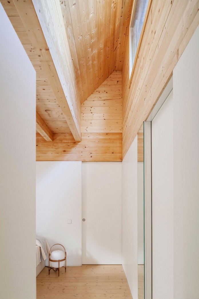 Wooden-LLP-home-in-the-middle-of-the-forrest-by-Alventosa-Morell-Arquitectes-10