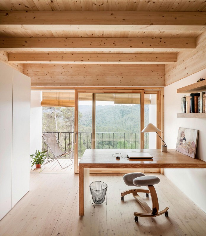 Wooden-LLP-home-in-the-middle-of-the-forrest-by-Alventosa-Morell-Arquitectes-11