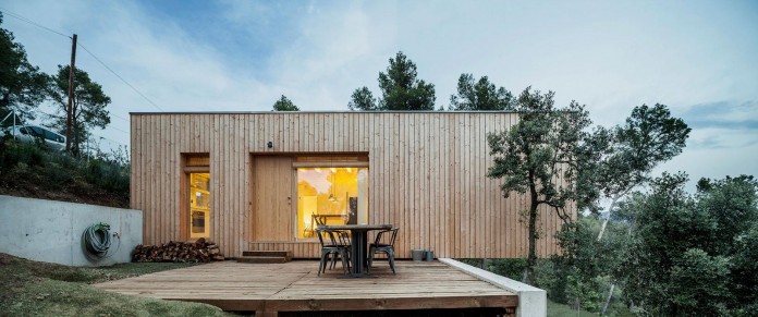 Wooden-LLP-home-in-the-middle-of-the-forrest-by-Alventosa-Morell-Arquitectes-12