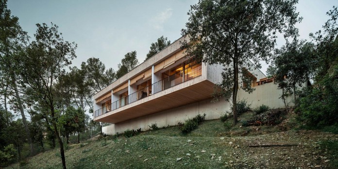 Wooden-LLP-home-in-the-middle-of-the-forrest-by-Alventosa-Morell-Arquitectes-13