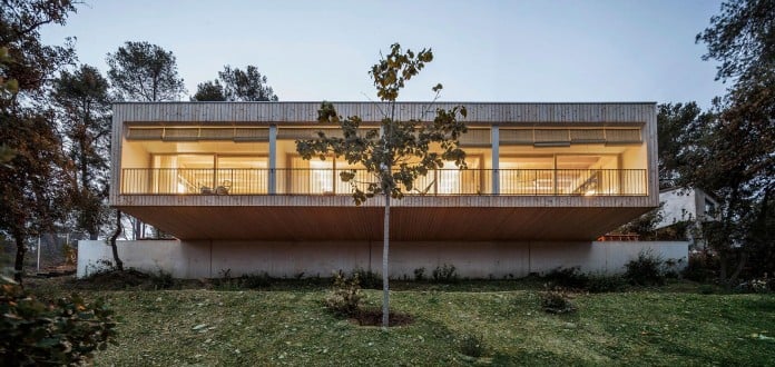 Wooden-LLP-home-in-the-middle-of-the-forrest-by-Alventosa-Morell-Arquitectes-14