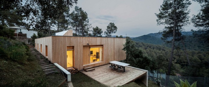 Wooden-LLP-home-in-the-middle-of-the-forrest-by-Alventosa-Morell-Arquitectes-15