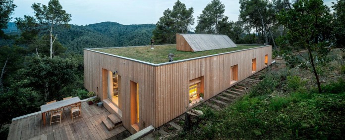 Wooden-LLP-home-in-the-middle-of-the-forrest-by-Alventosa-Morell-Arquitectes-16