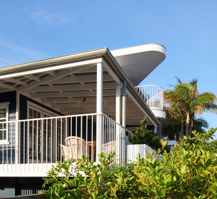 Beach-House-on-Stilts-by-Luigi-Rosselli-Architects-05