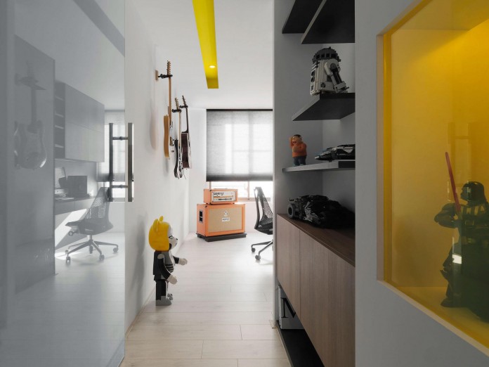 Black,-white-and-yellow-accents-of-H-Residence-by-Z-AXIS-DESIGN-15