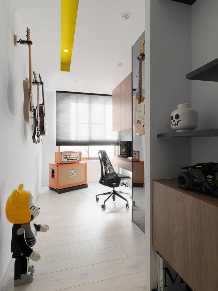 Black,-white-and-yellow-accents-of-H-Residence-by-Z-AXIS-DESIGN-17