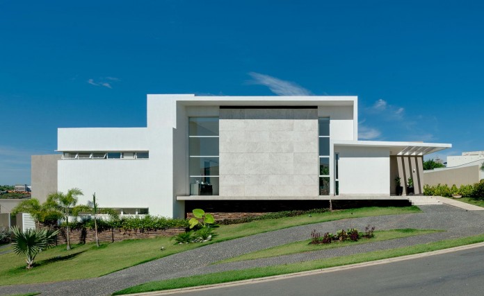 House-Araguaia-OM-by-Dayala-+-Rafael-Estúdio-de-Arquitetura-01