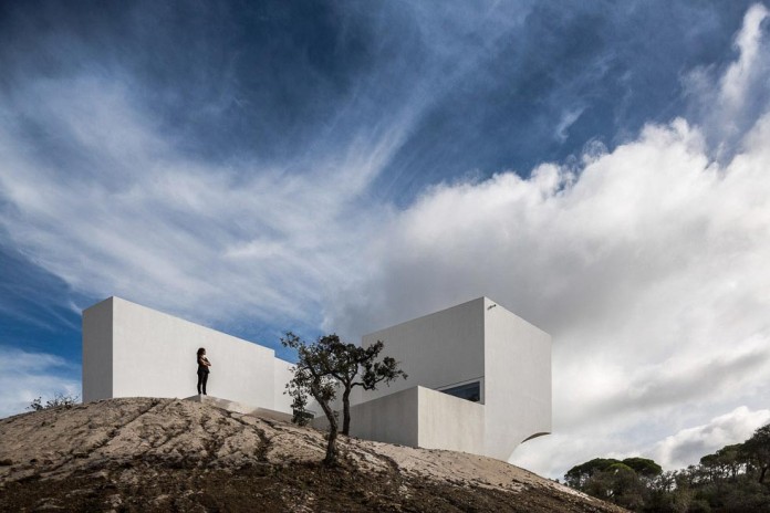 House-in-Fontinha-by-Aires-Mateus-&-Associados-01